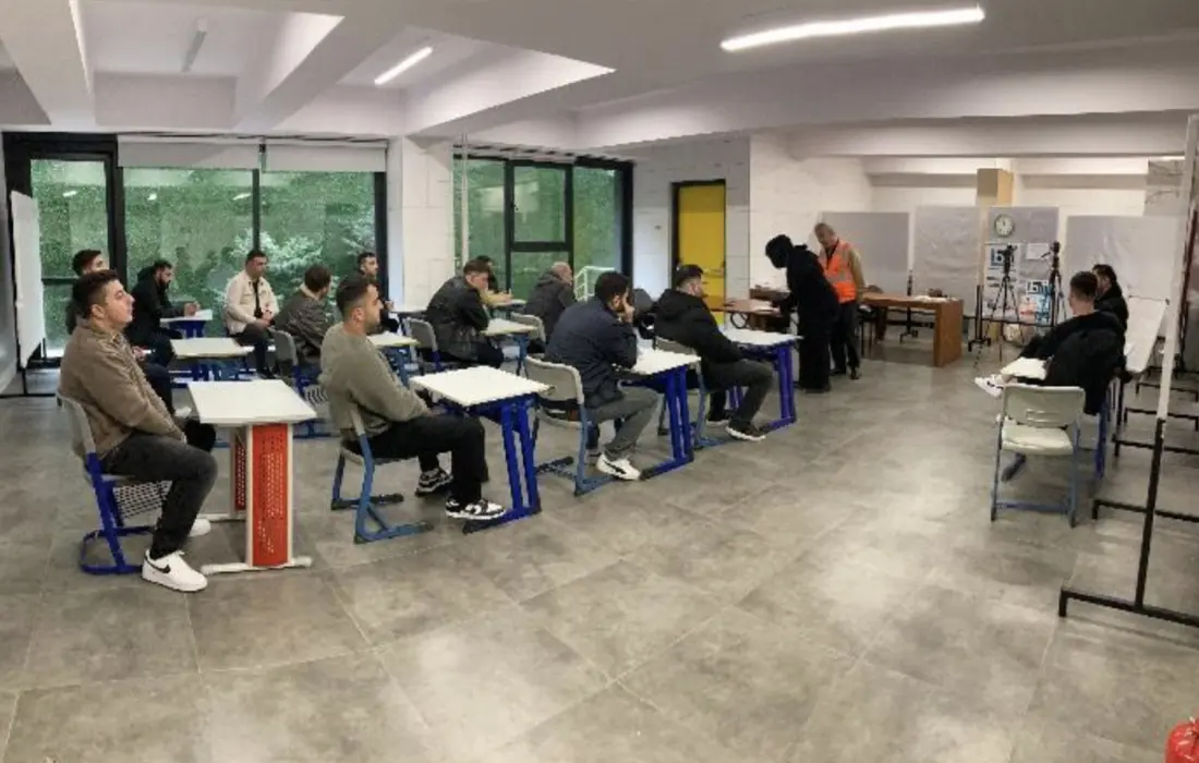 Ferah ve düzenli sınıfta gerçekleştirilen teorik sınav