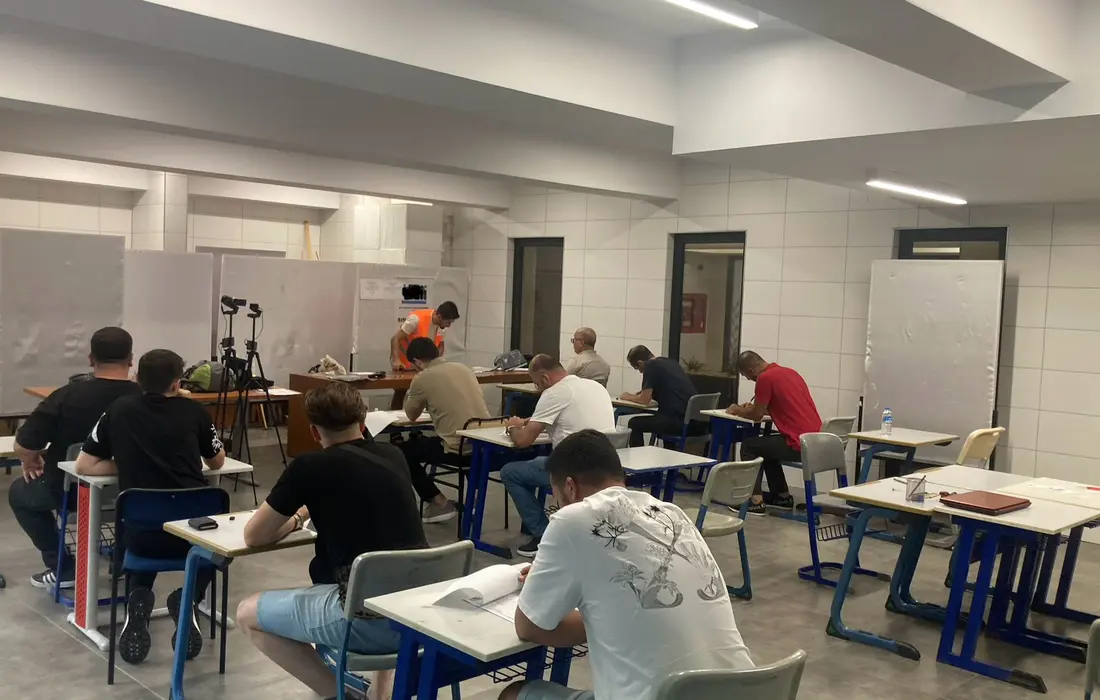 Sınav salonunda teorik değerlendirmeye katılan adaylar