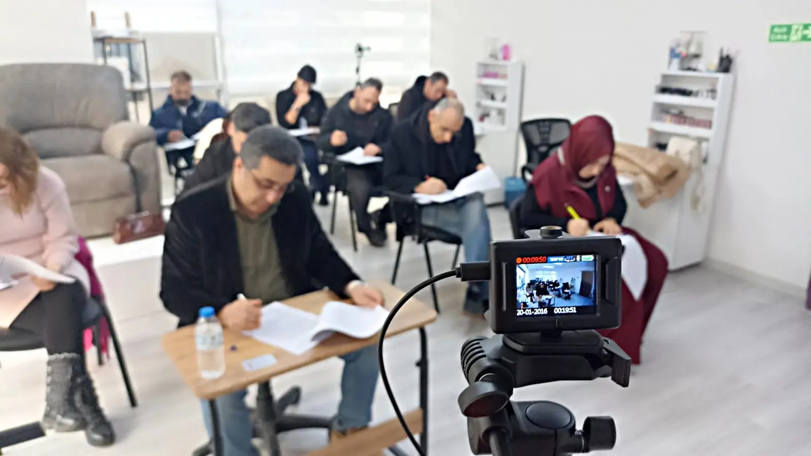 Kamera önünde şeffaf biçimde yürütülen sınav oturumu