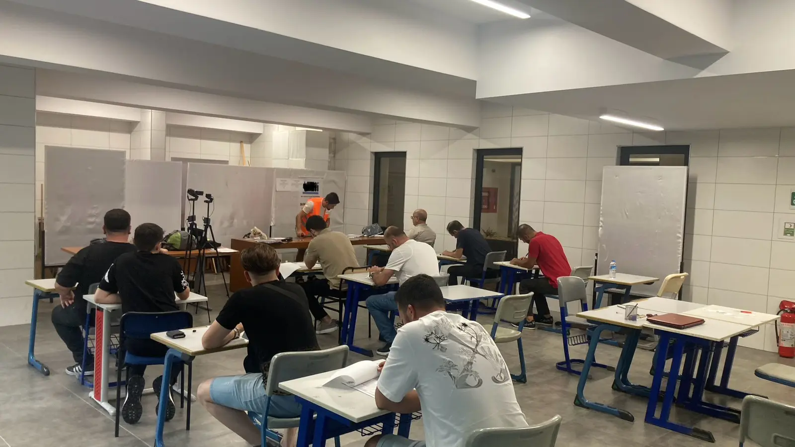 Sınav salonunda teorik değerlendirmeye katılan adaylar